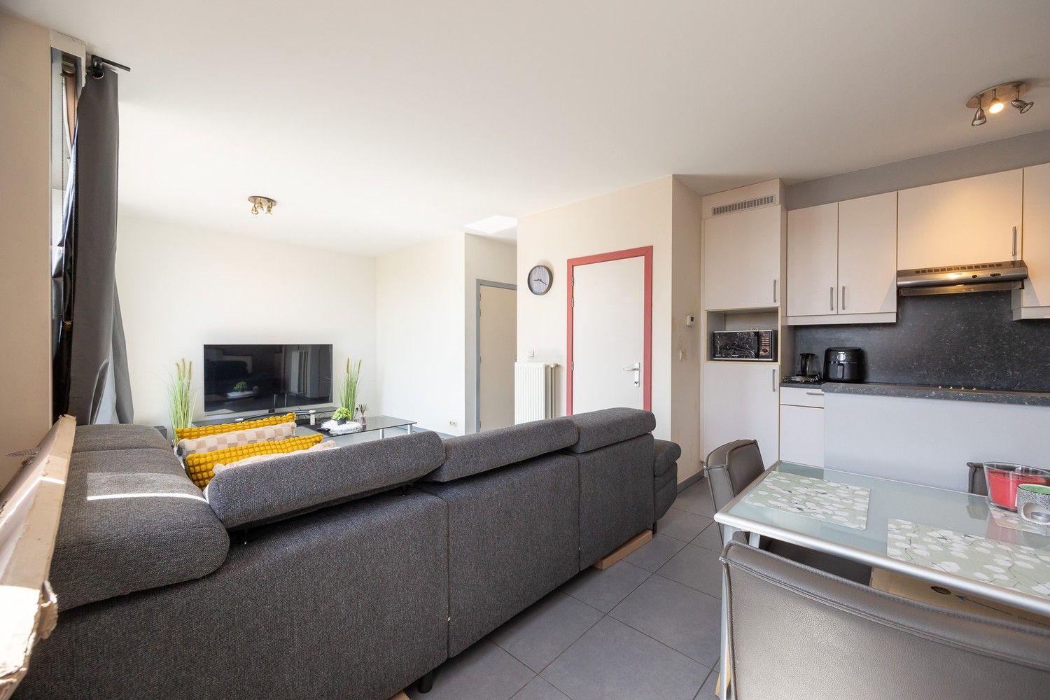 Centraal gelegen 1-slaapkamerappartement op tweede verdieping van een klein gebouw foto 5