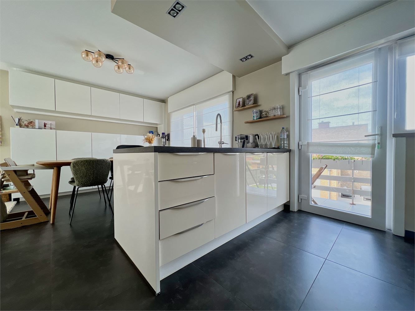 Instapklare, ruime gezinswoning met 2 garages + tuin! foto 3