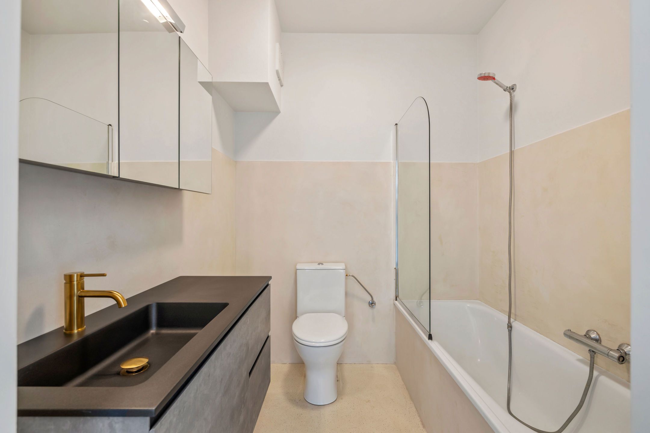 Rustig gelegen gelijkvloersappartement met parkeerplaats foto 8