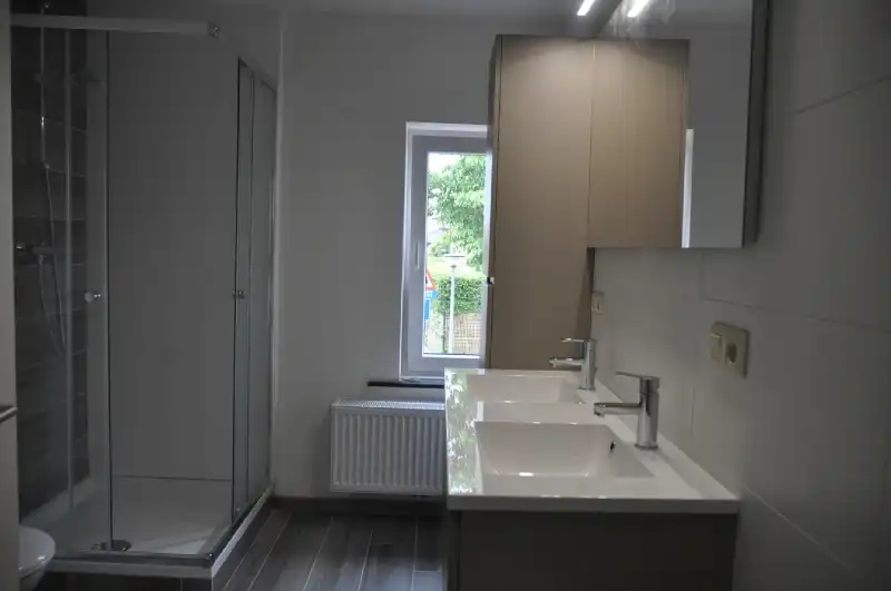 Volledig gerenoveerde woning met 3 slaapkamers en ruime privé-tuin. foto 6