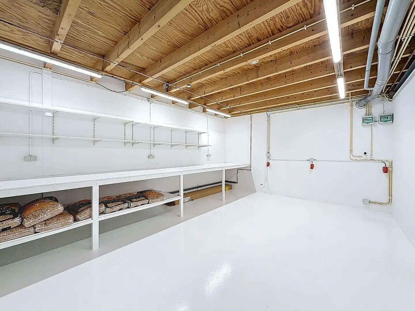 Uniek multifunctioneel object met bedrijfsruimte, kantoor, mancave en ruim appartement foto 17