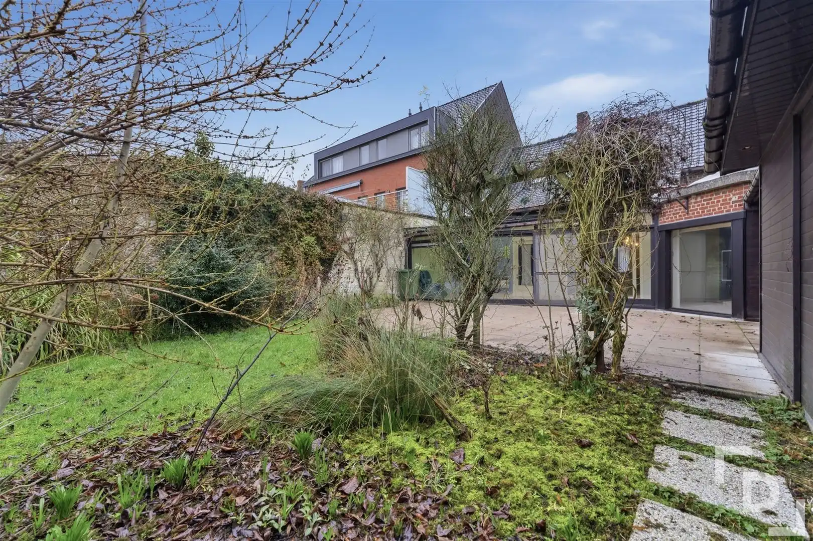 Te renoveren woning met inpandige garage in centrum Watou foto 6