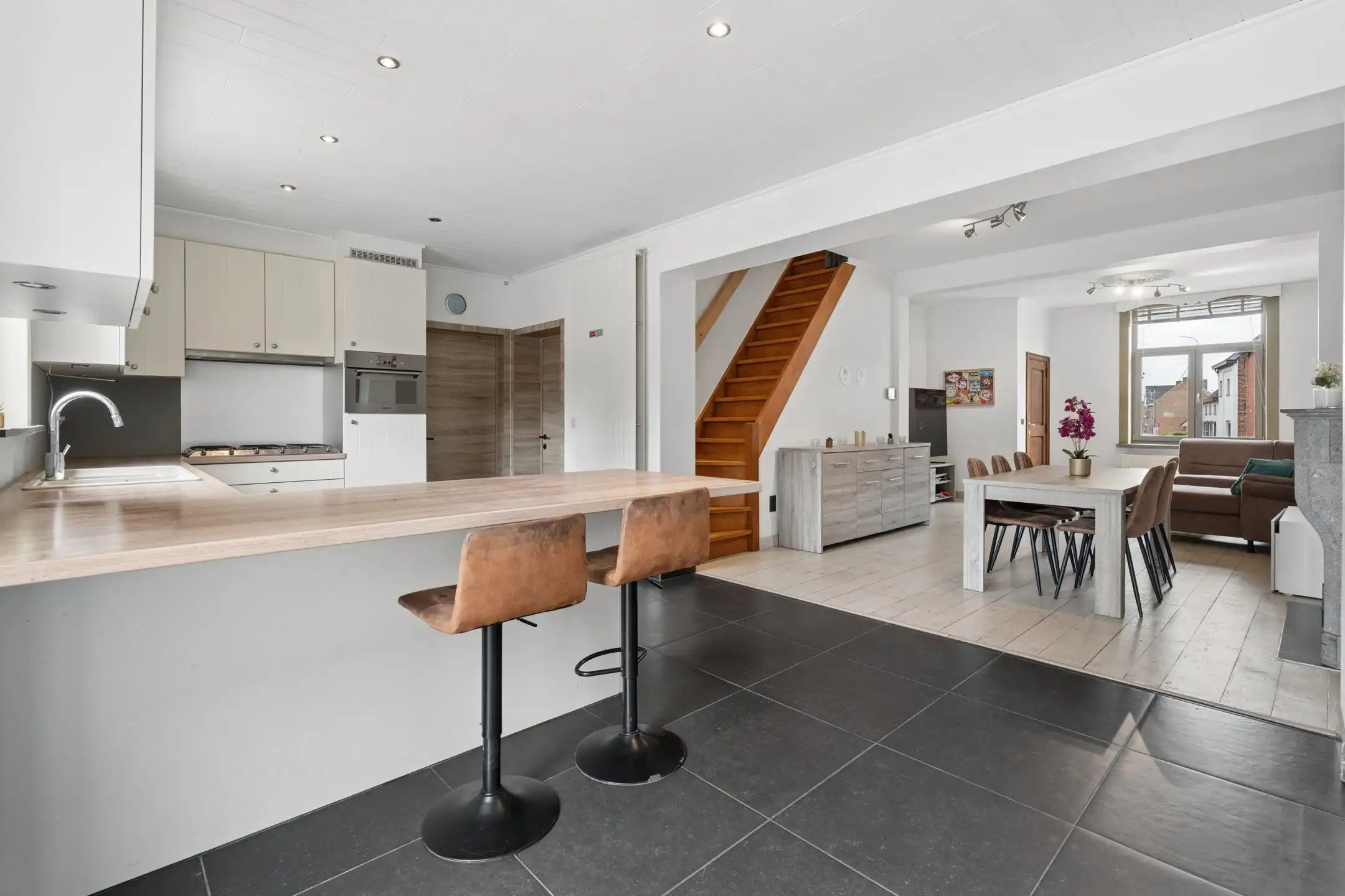 Instapklare, gerenoveerde 2-gevelwoning  foto 8