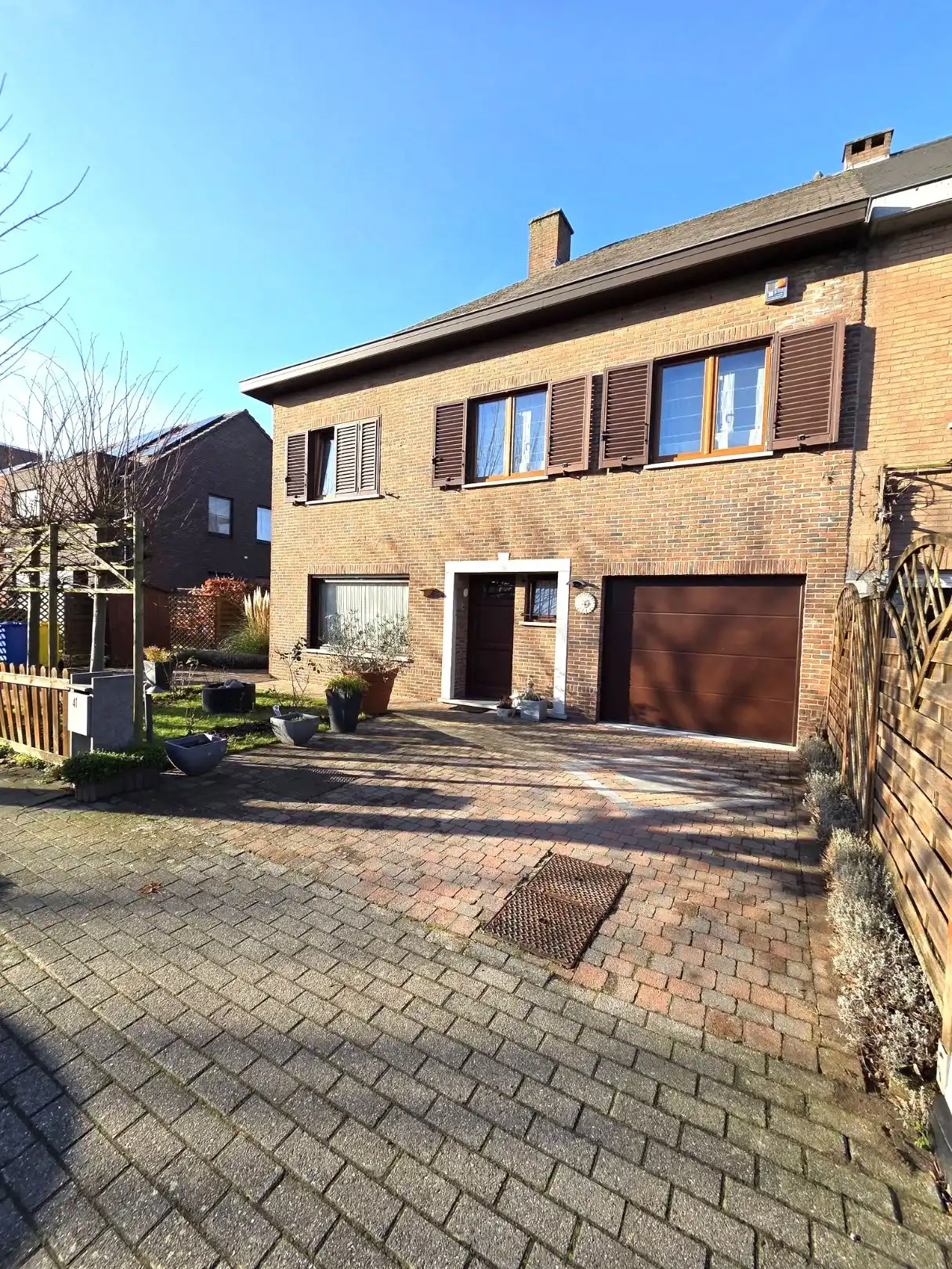 Schitterende 3-gevelwoning met 4 slaapkamers en 2 badkamers. foto {{pictureIndex}}