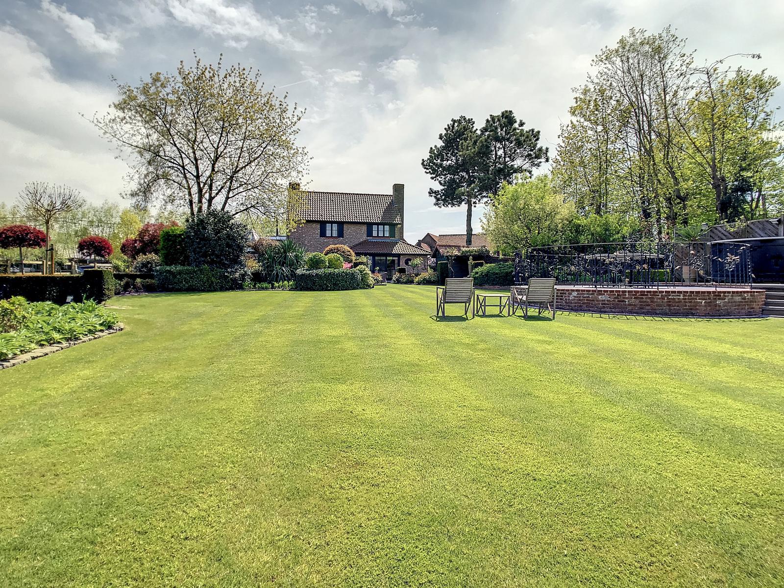 Villa met paardenboxen nabij het centrum foto 2