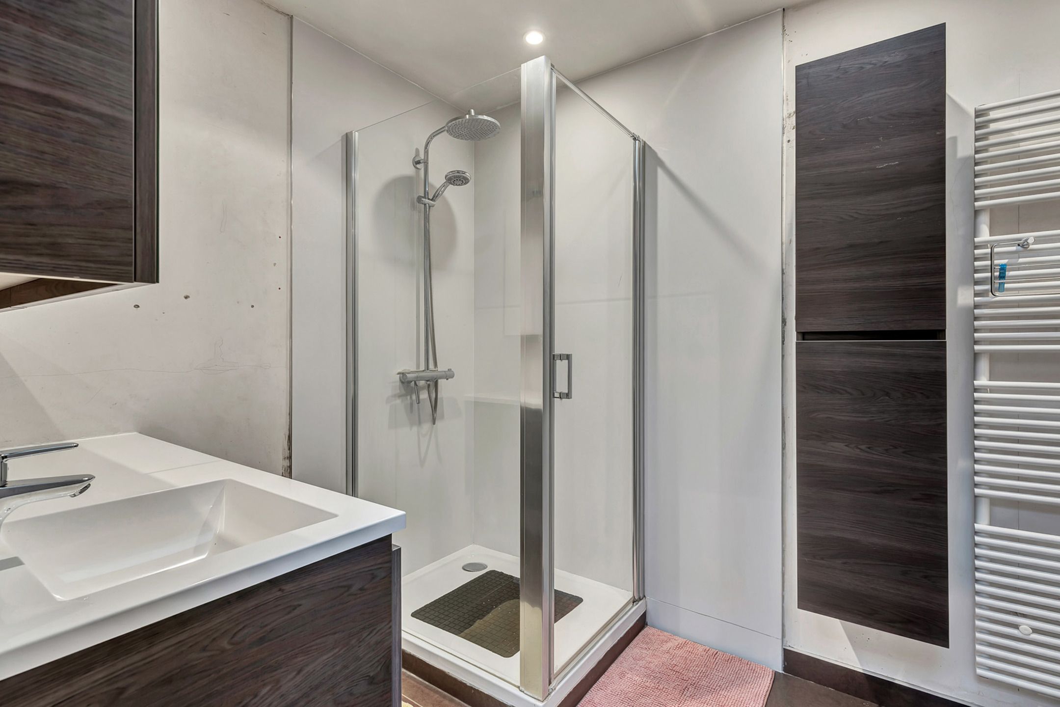 Instapklare gesloten woning met achteruitweg en garage  foto 9