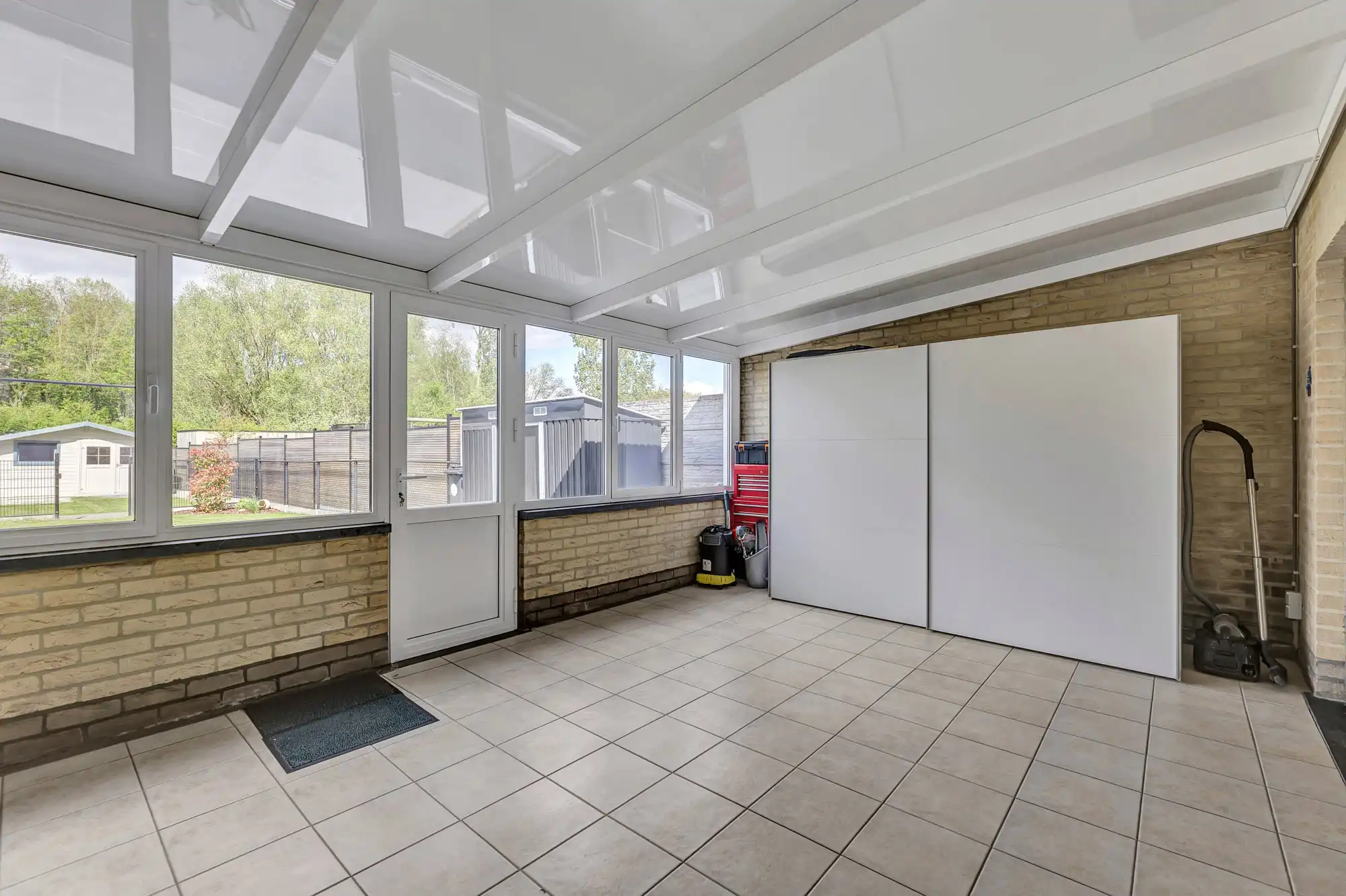 Instapklare woning met garage en tuin foto 8
