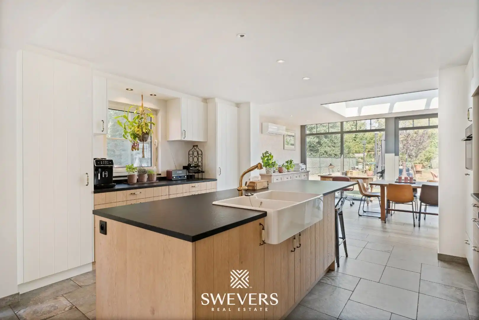 Ruime open bebouwing met nieuwe keuken en veranda foto 8