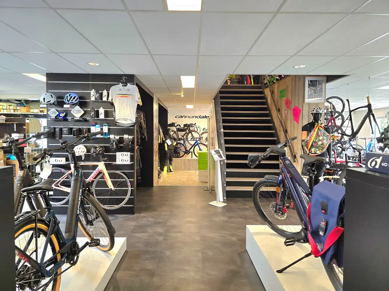 TE KOOP : WINKEL / TOONZAAL 386 m² met ruime woonst (momenteel "FIETSEN GAETHOFS") - ideale investering op een toplocatie! foto 8