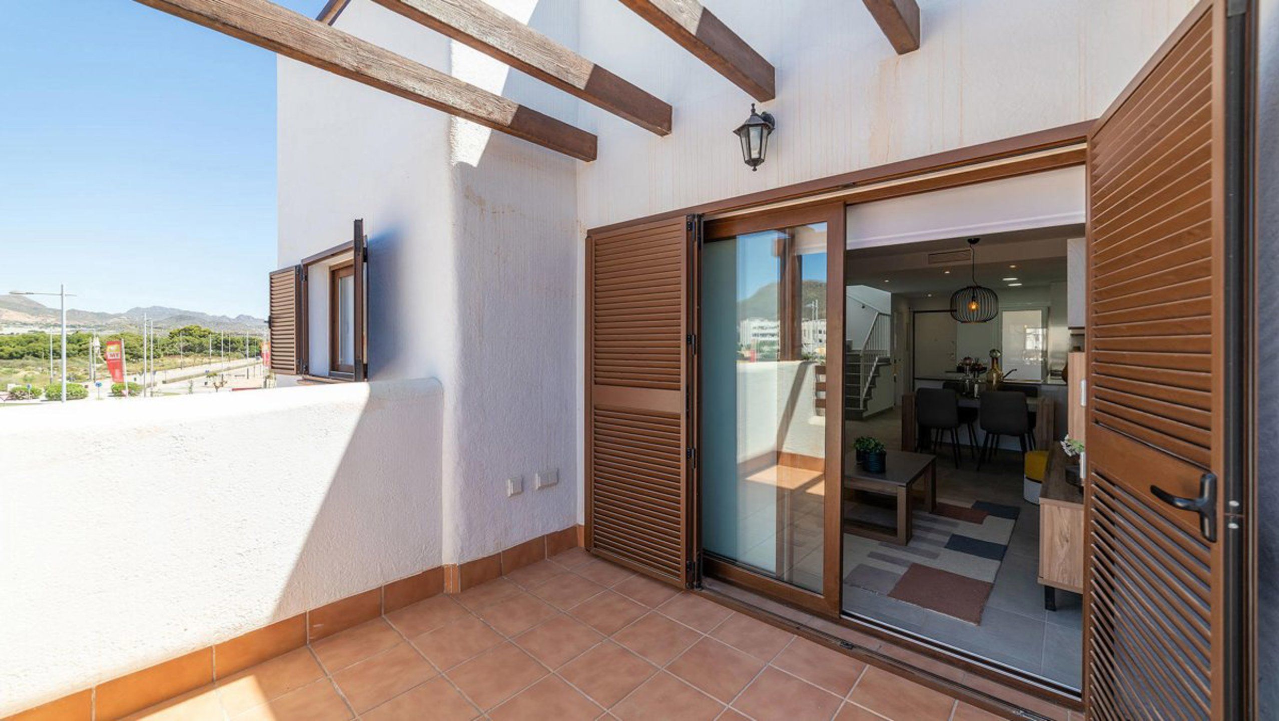 Appartement op de benedenverdieping met terras en tuin. foto 5