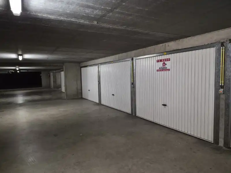 Ruime garagebox centraal in Oostduinkerke-Bad te koop foto 2