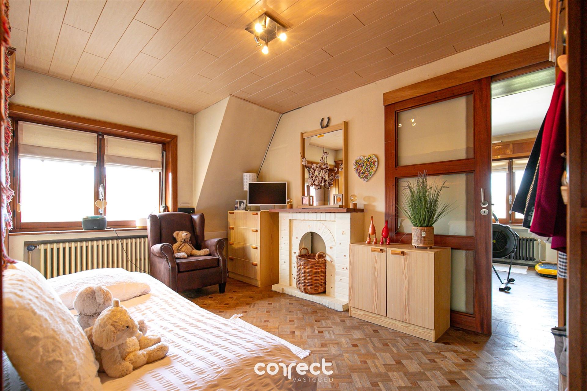 Authentieke villa op een royaal perceel, prachtige tuin met buitenzwembad en bijgebouwen. foto 16