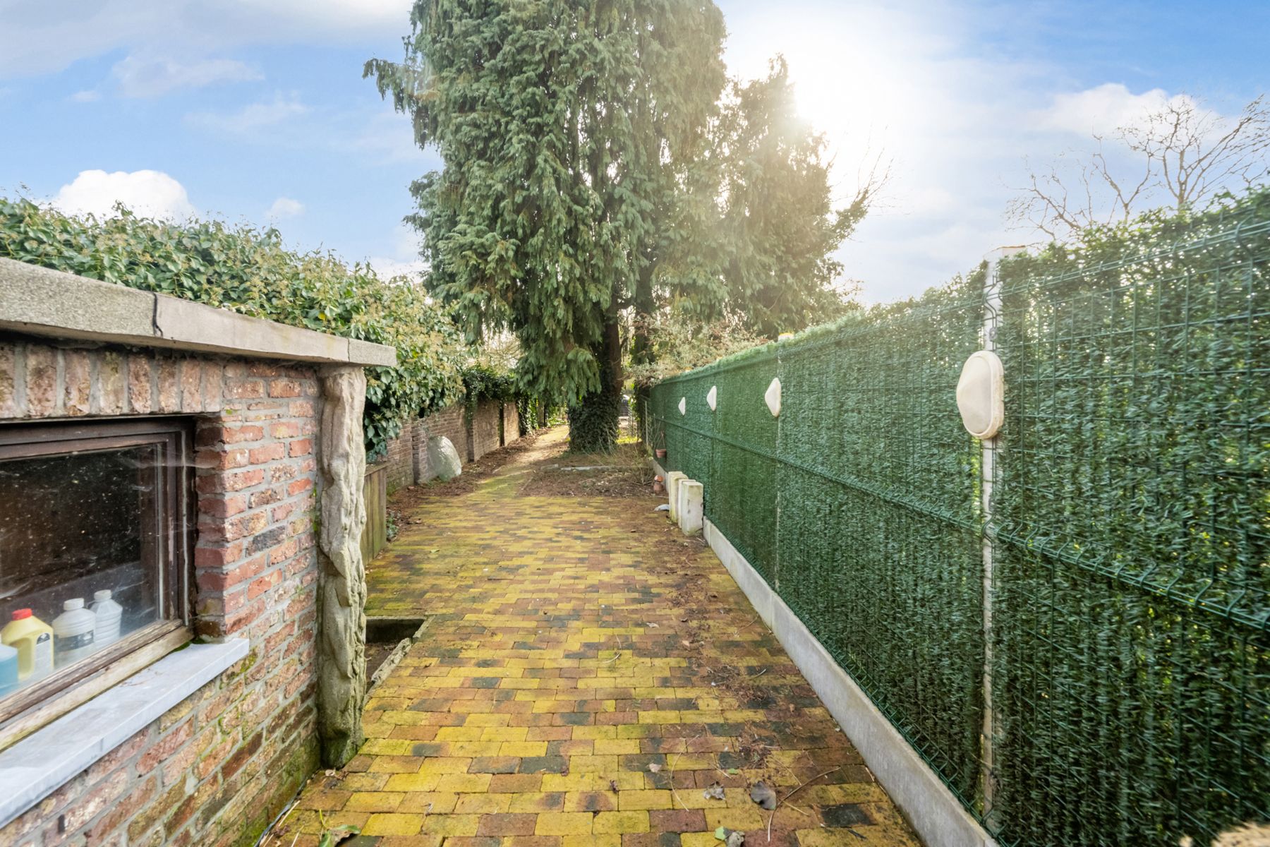 Deels te renoveren Herenwoning met 6 slpks en grote tuin. foto 10