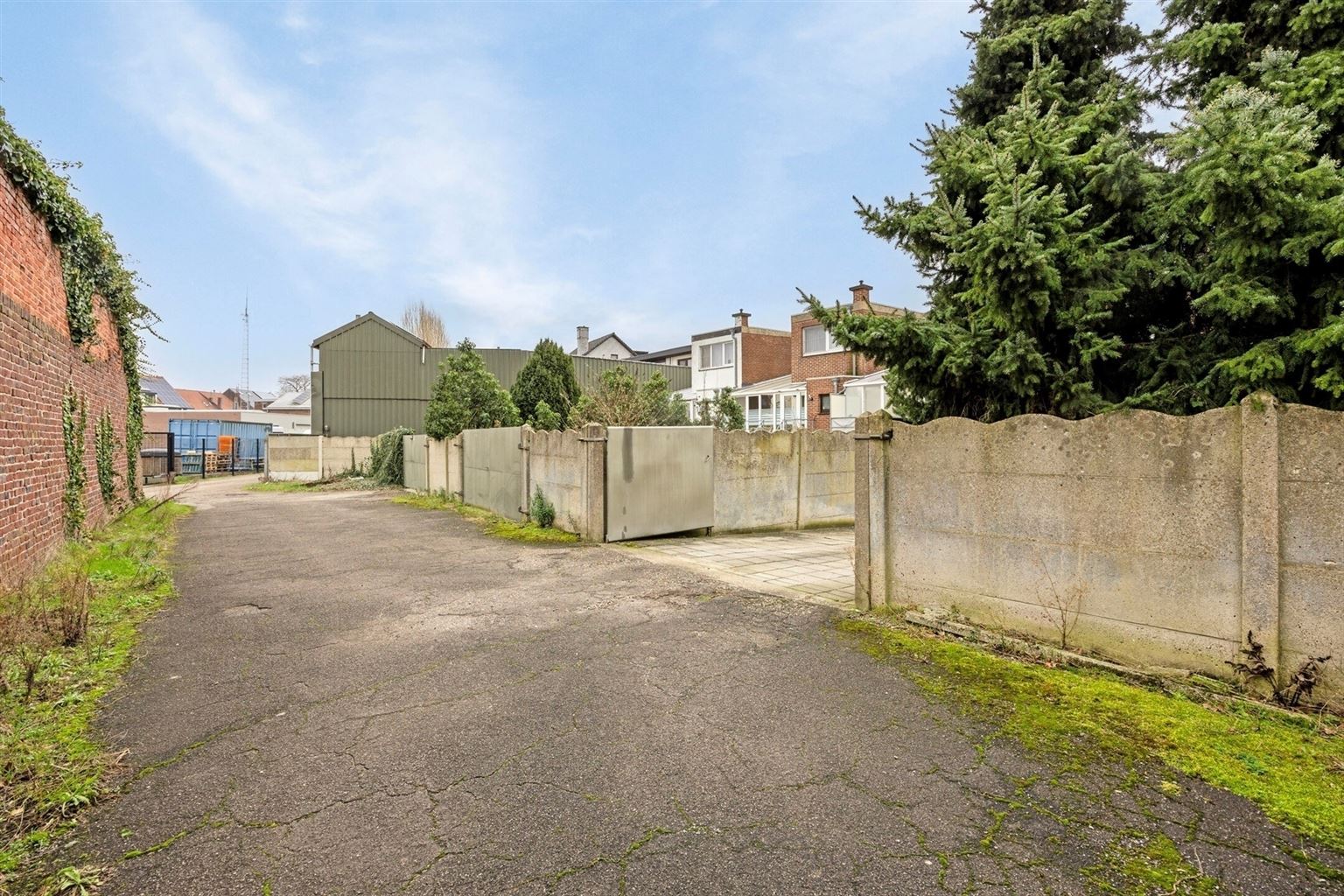 Ruim, gerenoveerd stadspand met 3 slaapkamers, veranda, inpandige garage, kelder en gezellige tuin in het centrum van Maaseik. foto 30