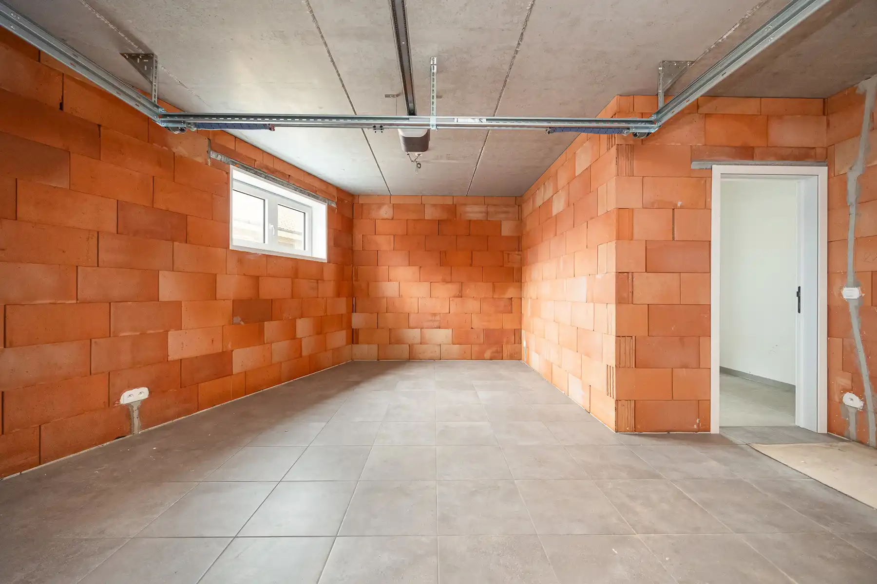 Halfopen woning met 3 slaapkamers en inpandige garage. foto 8