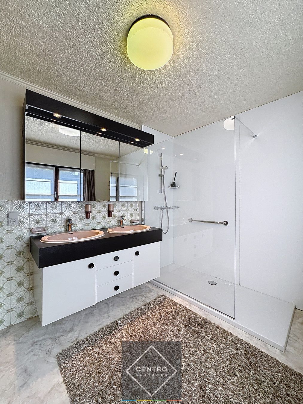 PERFECT ONDERHOUDEN woning met 3  à 4 slpks en 2 garages! foto 12