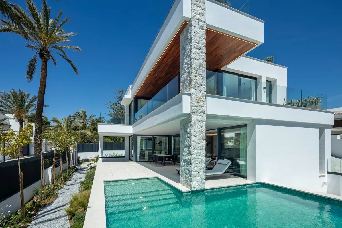Stijlvolle villa in Marbella Oost – jouw ultieme woning aan de Costa del Sol foto {{pictureIndex}}