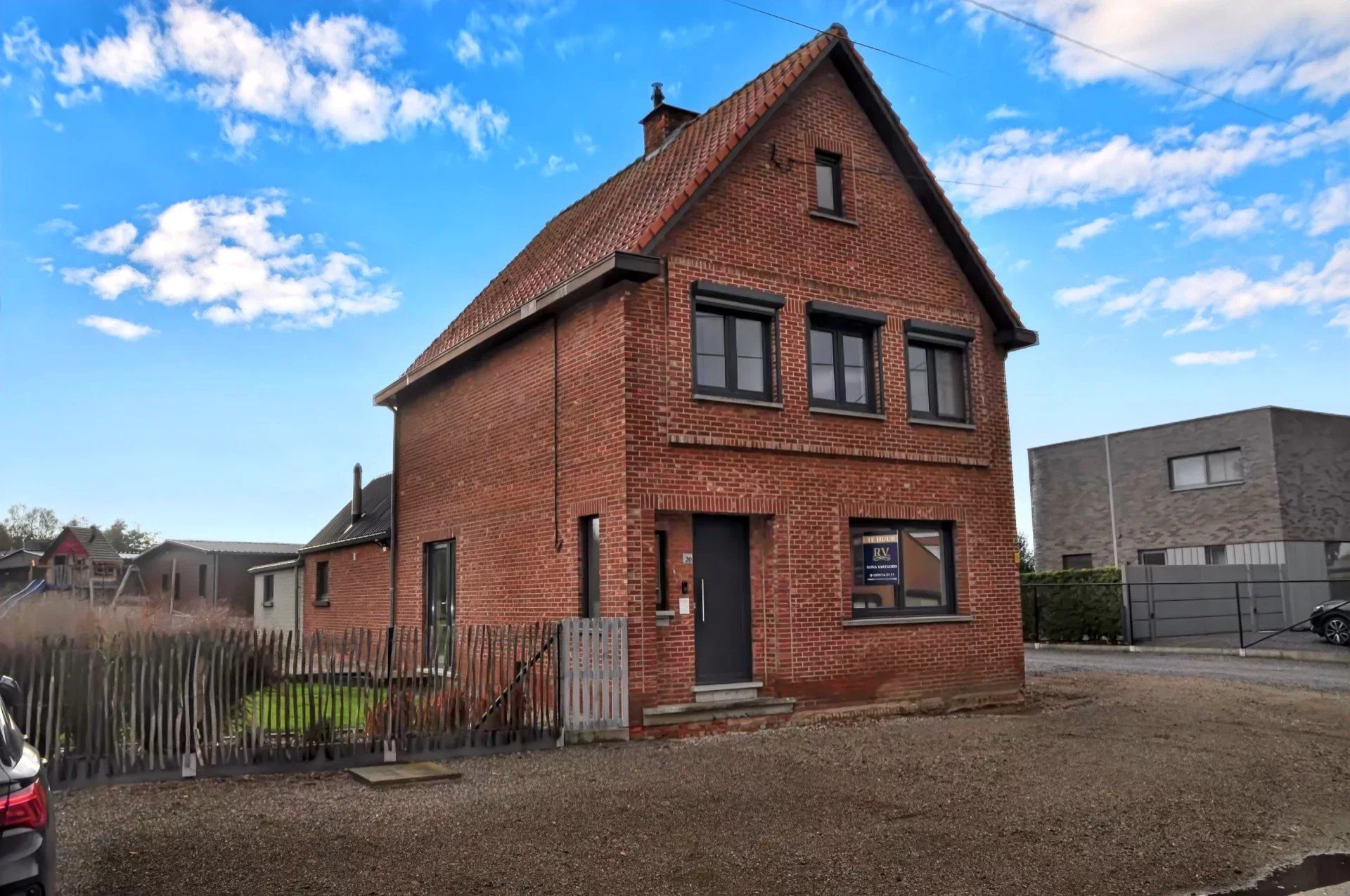 GERENOVEERDE WONING MET 3 SLPK EN LEUKE ONDERHOUDSVRIENDELIJKE TUIN IN BERBROEK foto {{pictureIndex}}