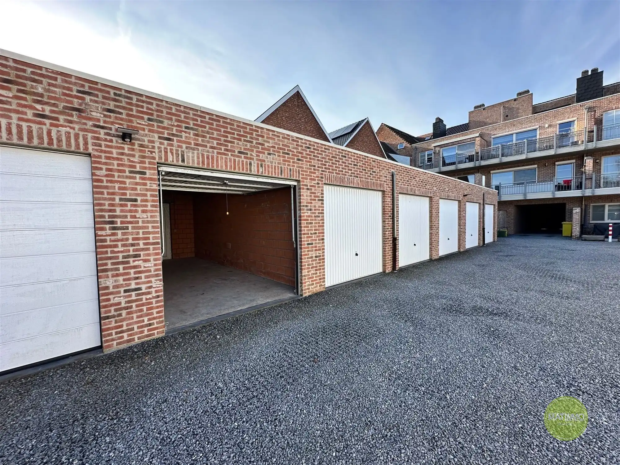 Gesloten garagebox te huur in Mol foto 2