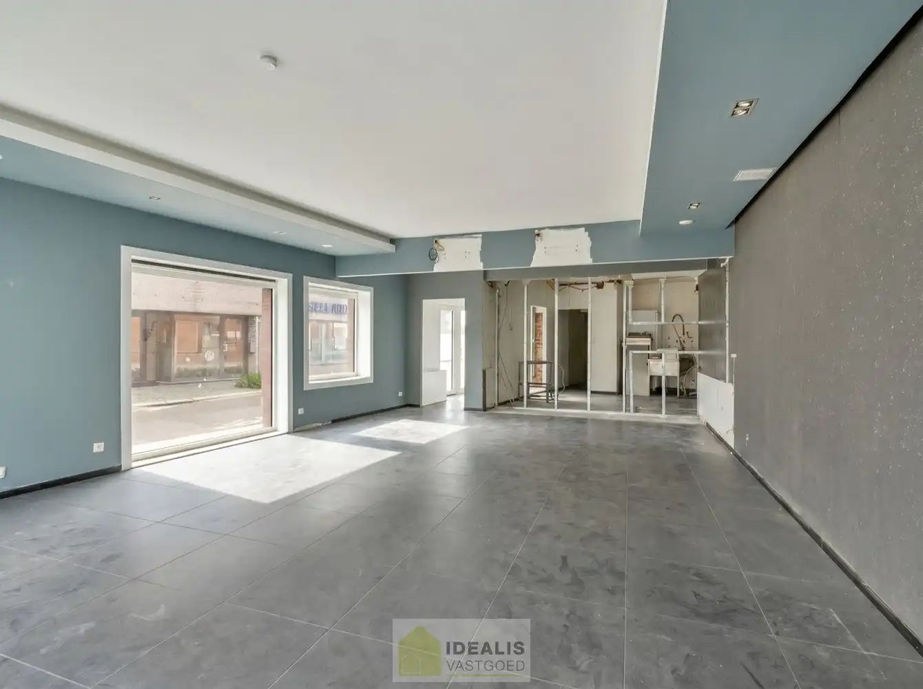IDEALIS VASTGOED - HANDELSRUIMTE MET TAL VAN MOGELIJKHEDEN OP EEN TOPLOCATIE IN HET CENTRUM VAN PEER! Dit handelspand van +- 92m² is gelegen op de meest levendige winkelstraat van Peer met een breed aanbod aan winkels, restaurants en dienstverlenende bedrijven. Gemakkelijk te bereiken te voet, per auto én openbaar vervoer  en gelegen op een absolute zichtlocatie! foto 6