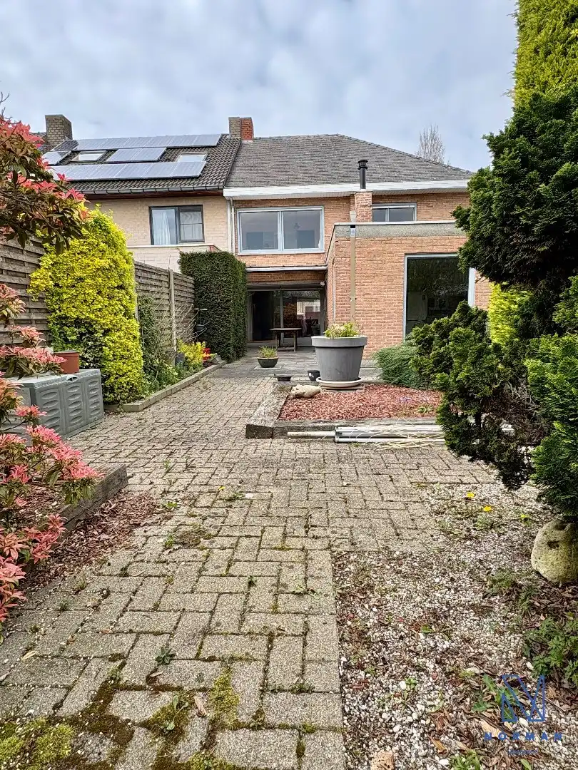 Hoofdfoto van de publicatie: Grote hoekwoning te koop in de Bosmolens te Izegem met 3 slaapkamers, ruime tuin en een zolder met veel mogelijkheden.