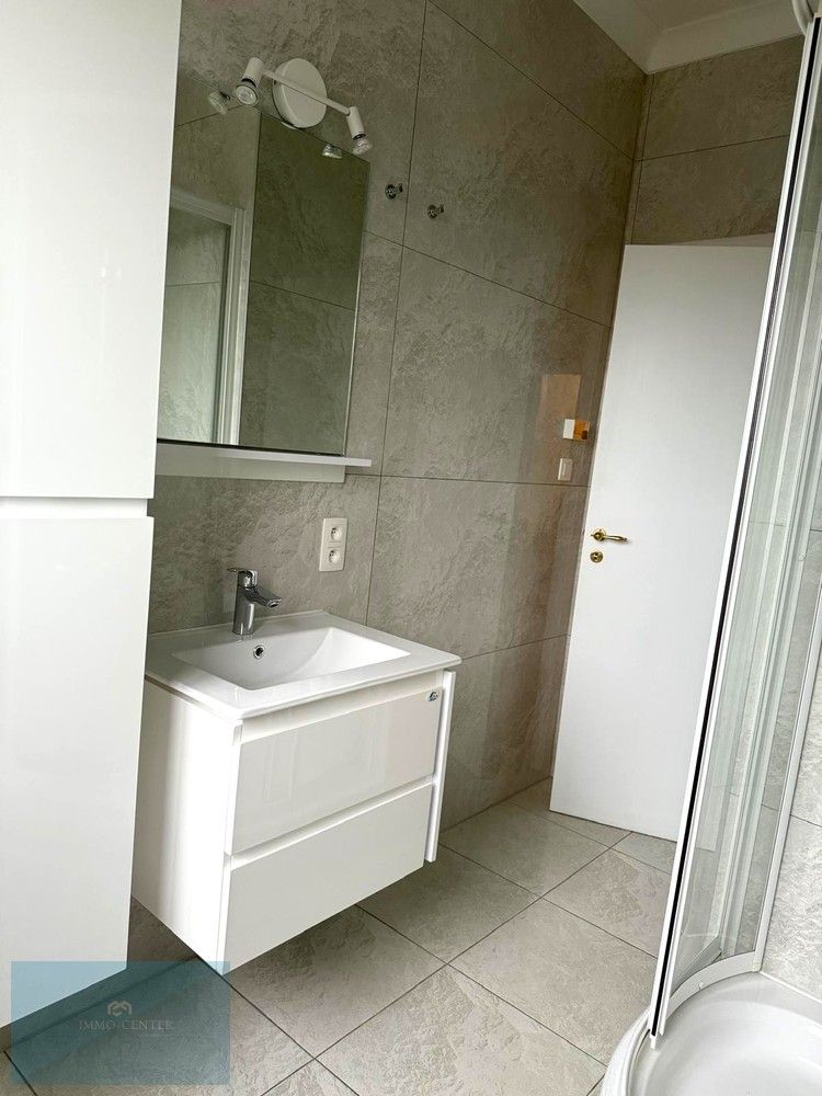 Te huur: Ruim 3-slaapkamer appartement in hartje Genk – Sint-Martinusplein foto 11