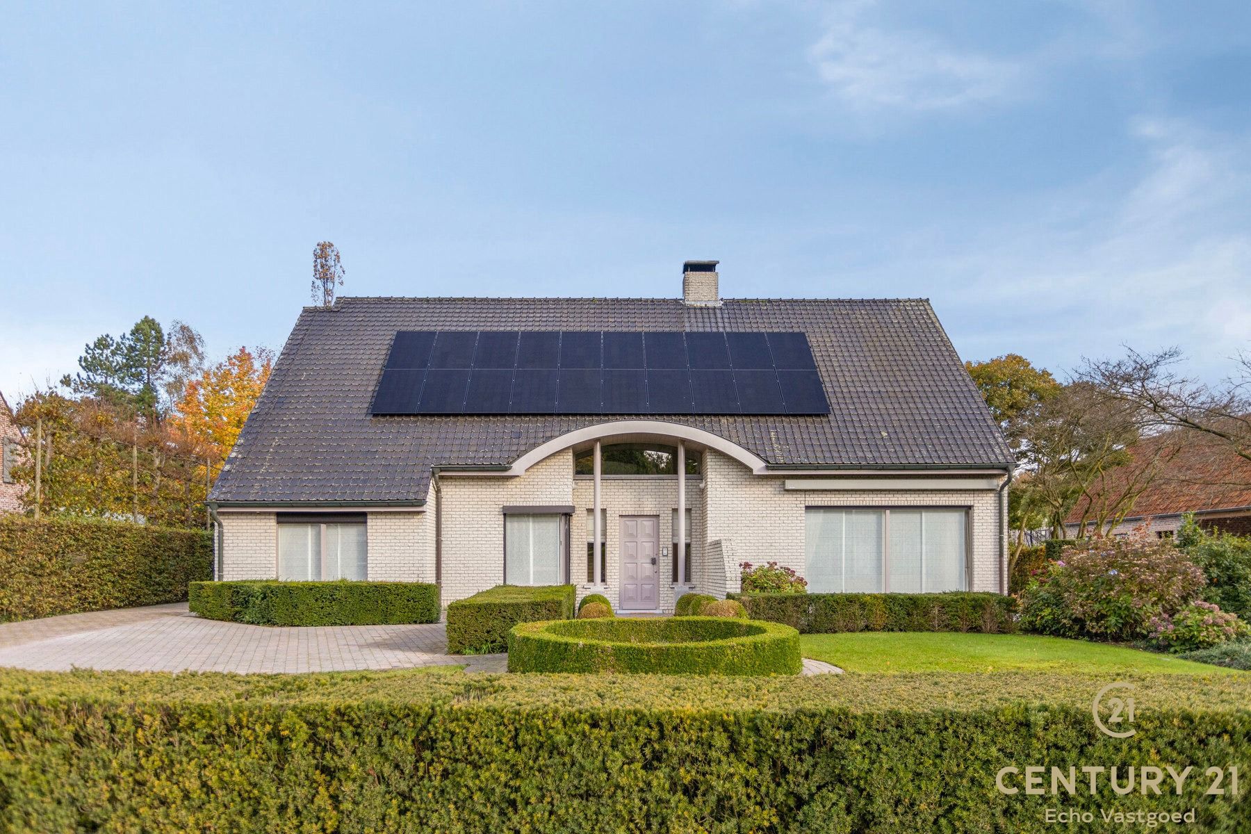 Ruime, gerenoveerde villa met fraaie tuin op ca 2420m² foto 2