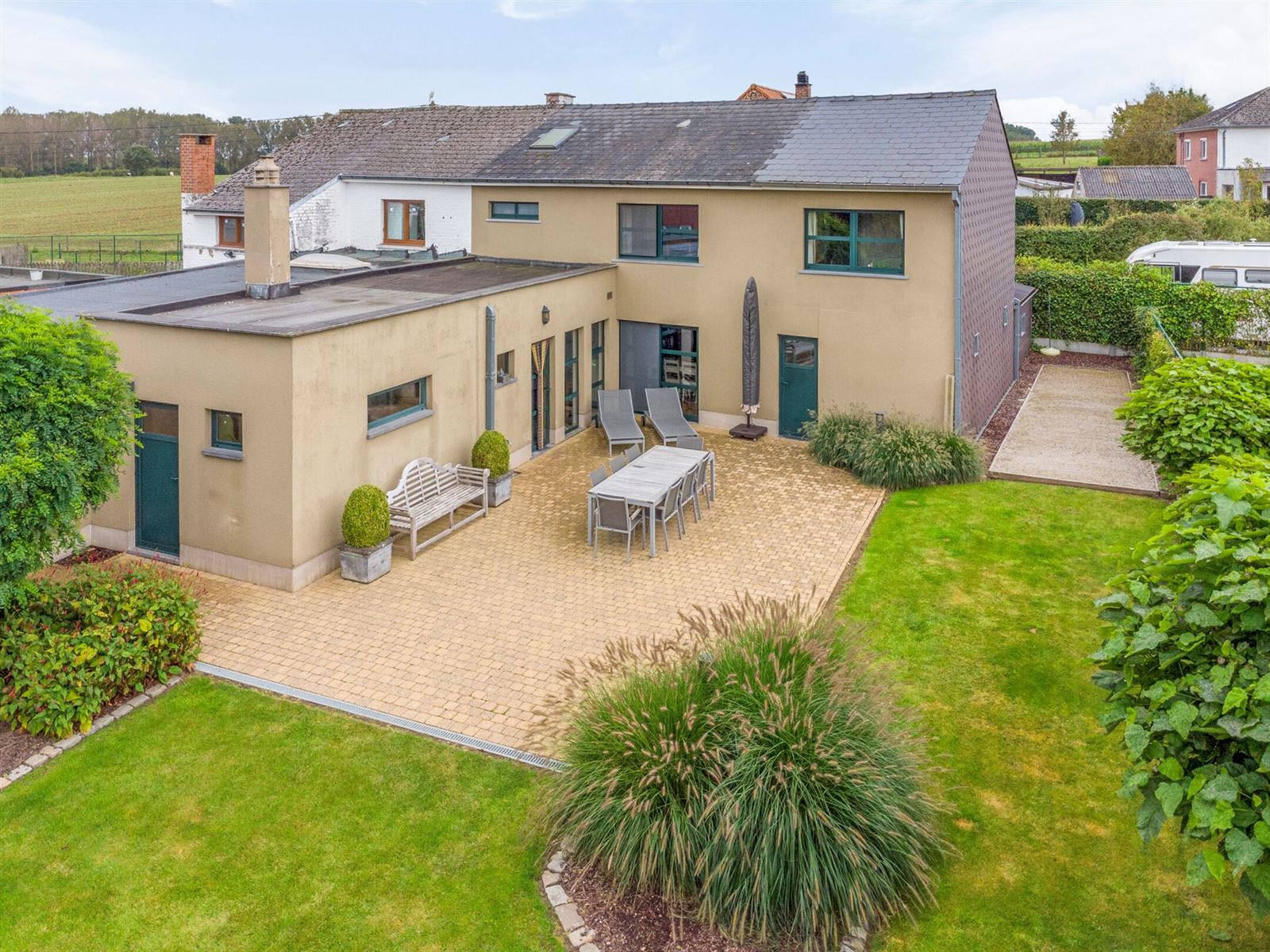 Rustig gelegen 3-gevel met 3 slaapkamers, tuin en garage foto 2