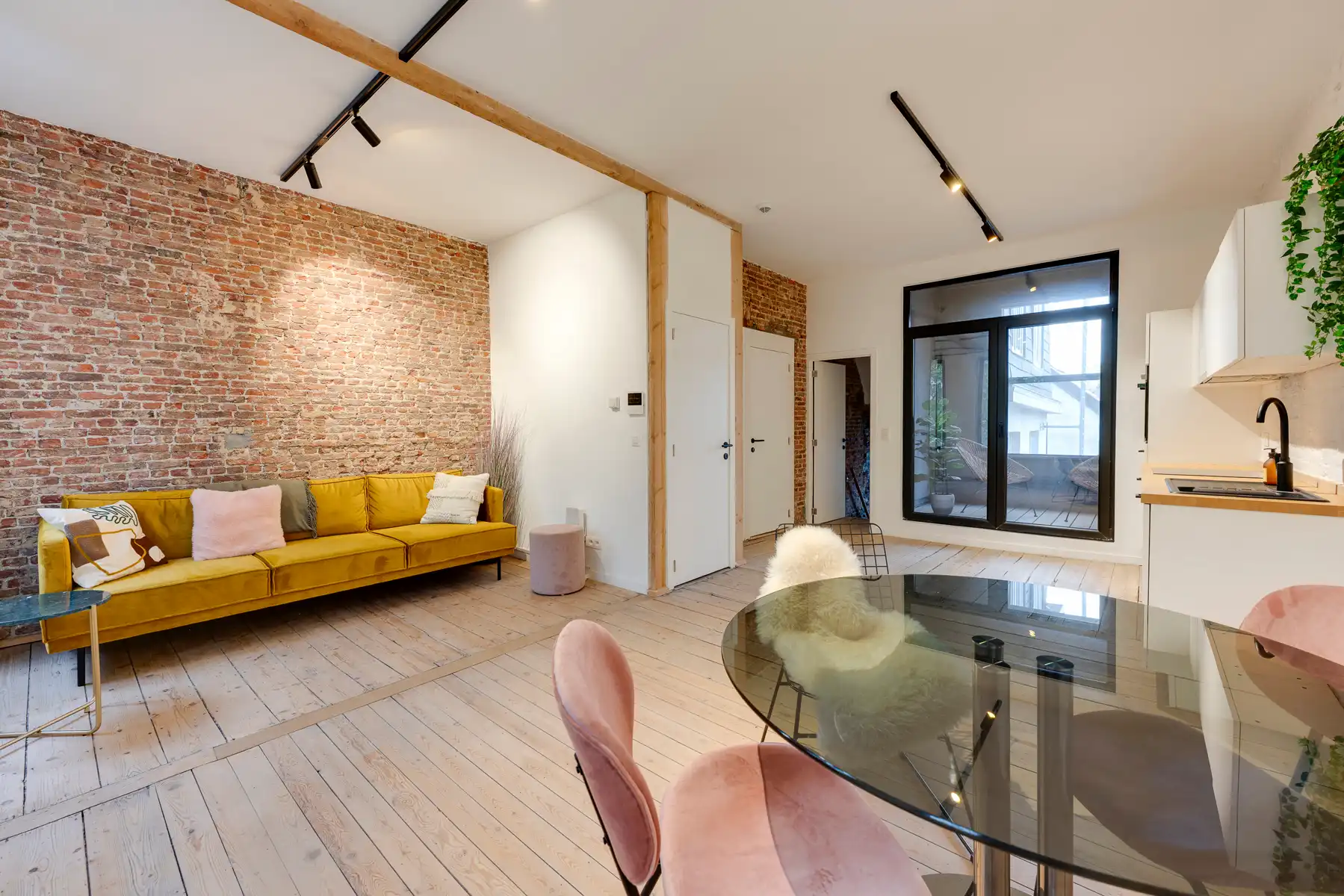 Bemeubelde cityloft met terras op het hippe Zuid foto {{pictureIndex}}