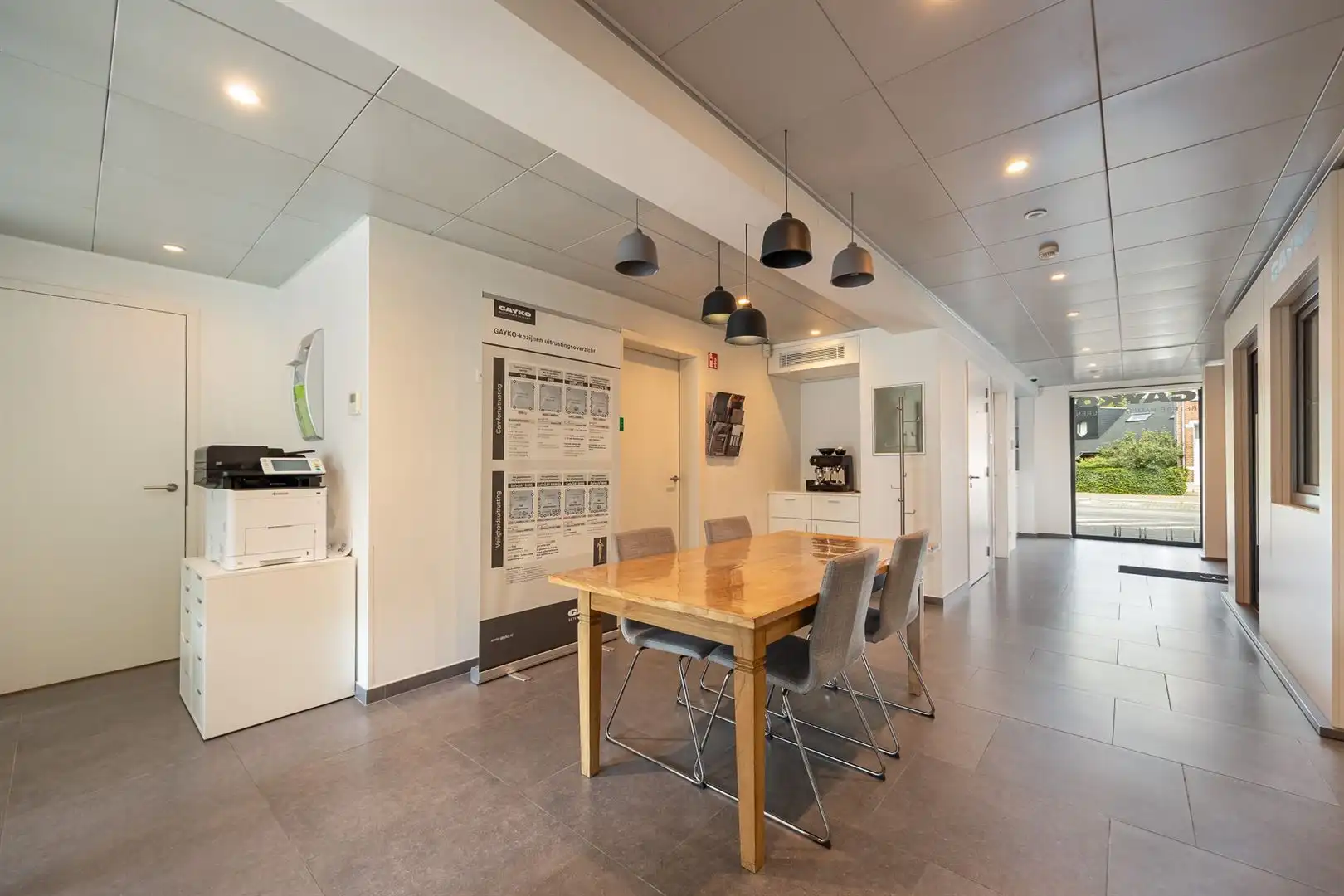 Commerciële toplocatie met privéparking foto 10