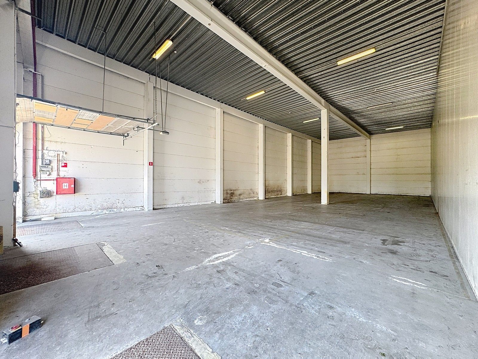 Instapklare OPSLAGRUIMTE (380m²) met verharde koer te huur op industriezone te Veurne! foto 5