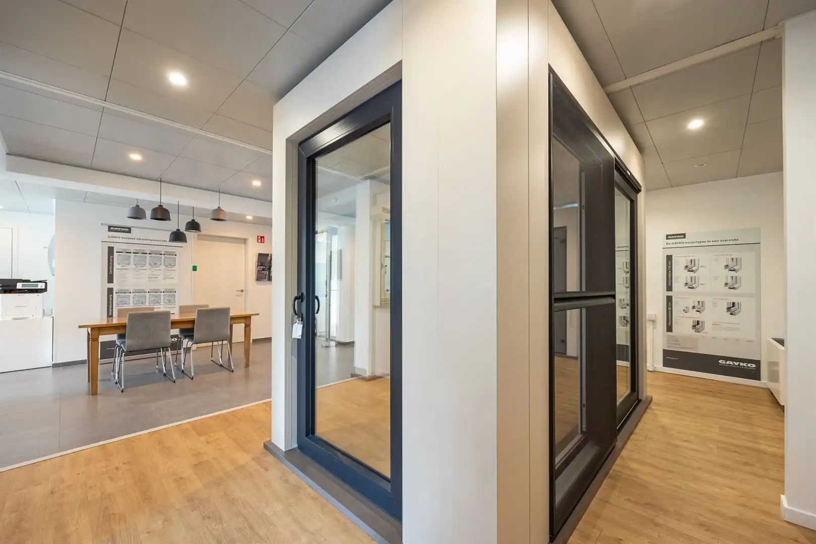 Commerciële toplocatie met privéparking foto 9