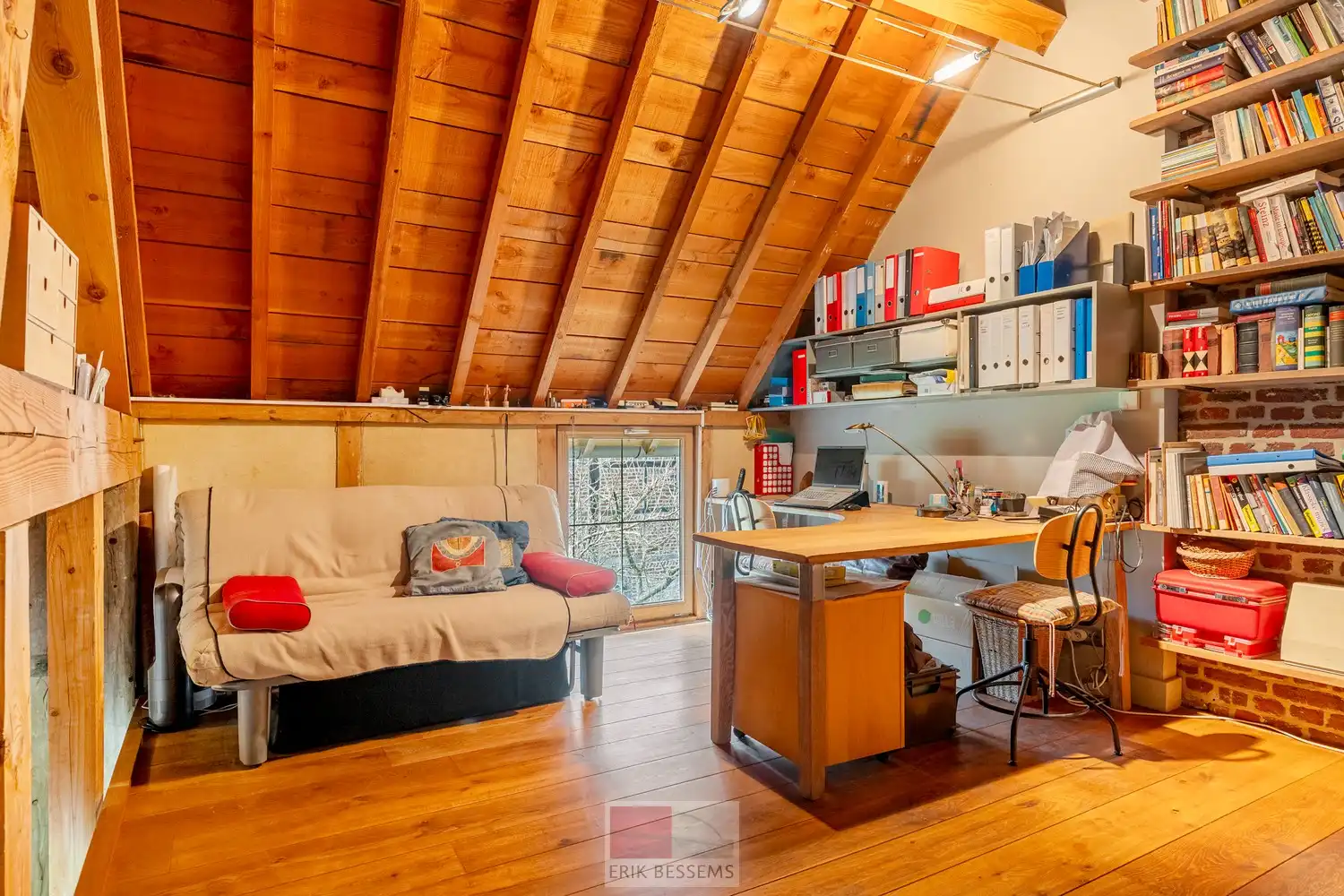 Een zeer karaktervol woonerf van maar liefst 3996 m² met bijzondere uitstraling, bestaande uit een prachtige hoofdwoning (voormalige schuur en stallen) en een charmant vakwerkhuis. foto 32