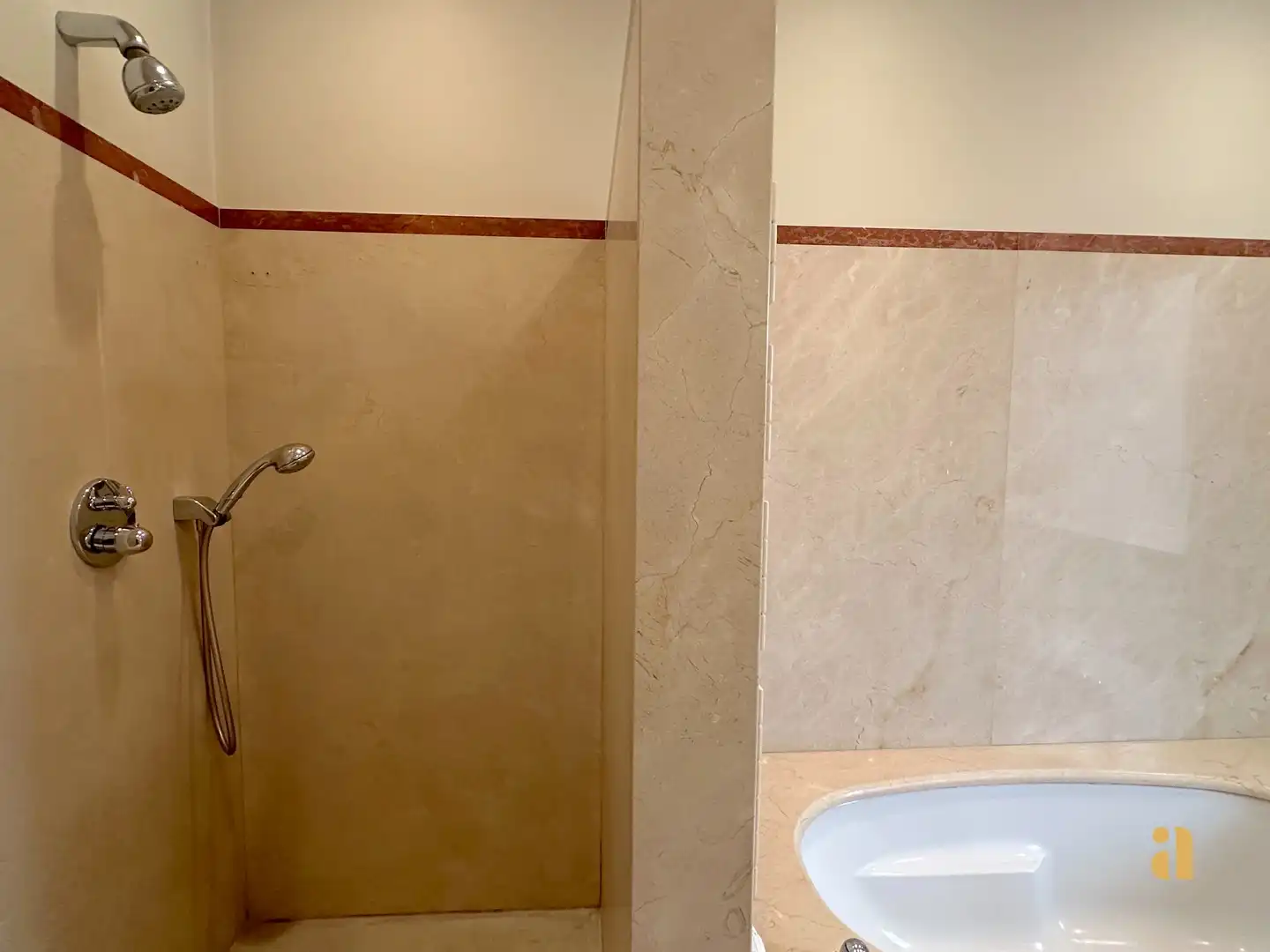 Te huur: royale woning met zwembad foto 27