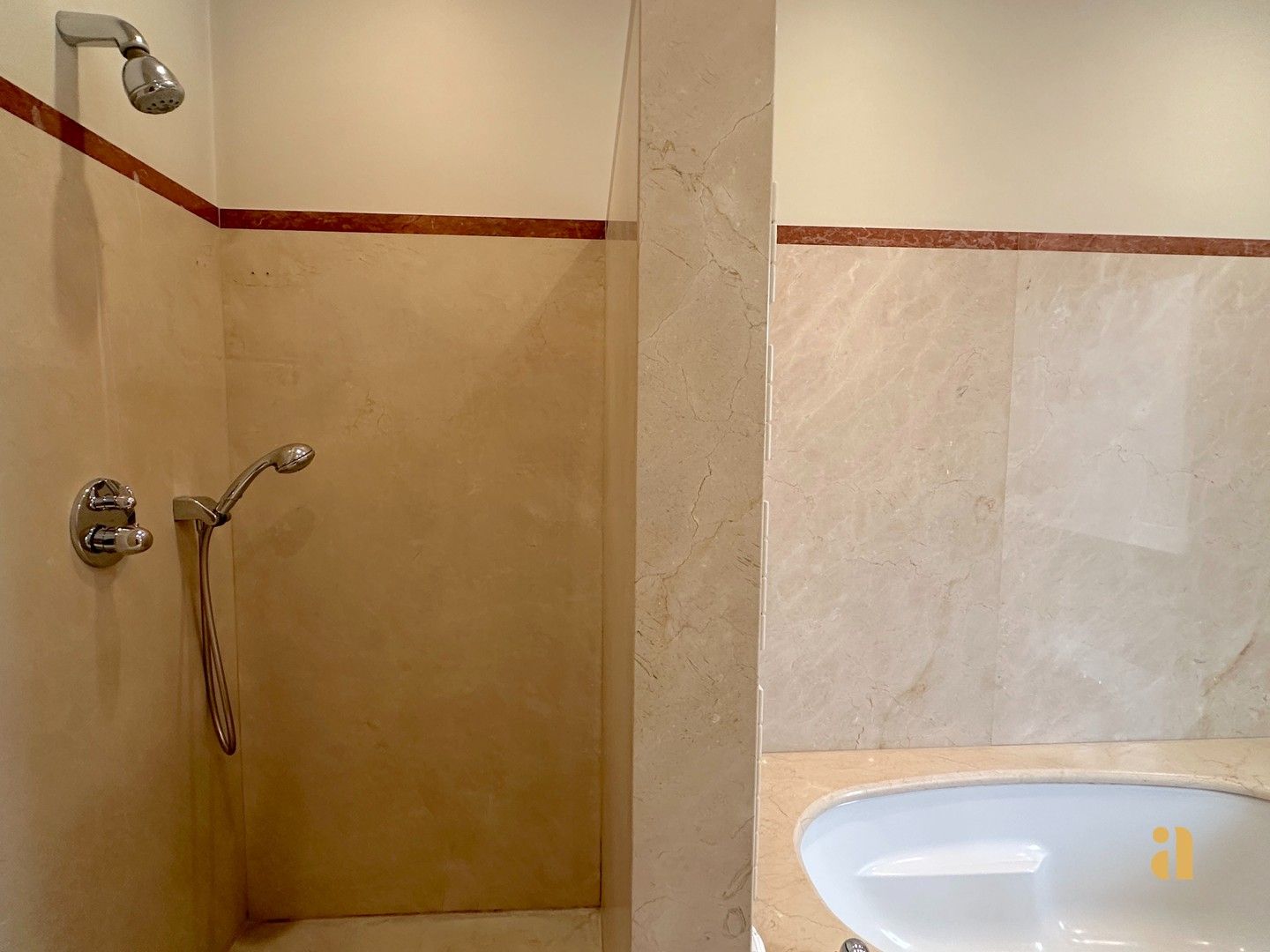 Te huur: royale woning met zwembad foto 27