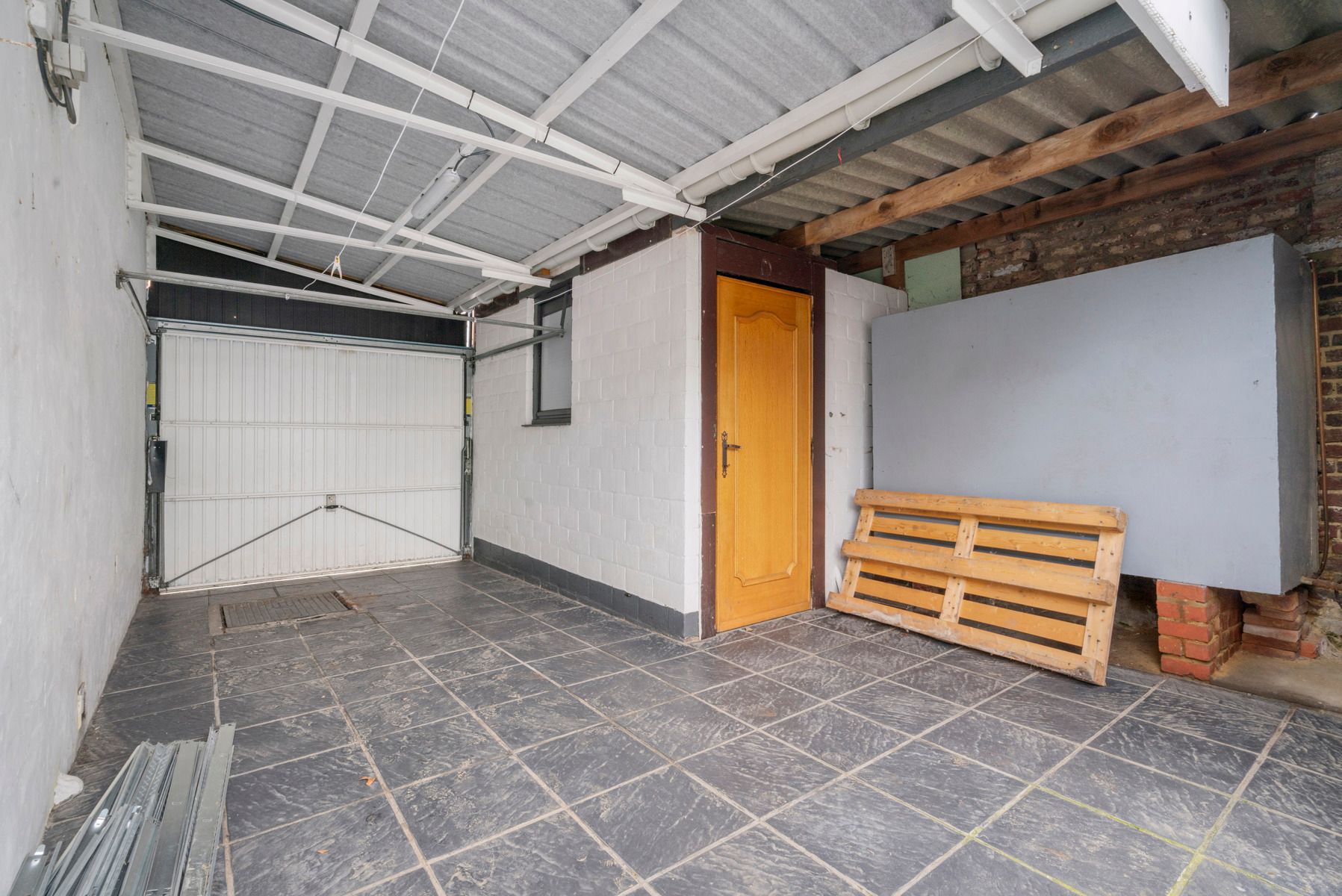 Te renoveren woning met 3 slaapkamers en garage  foto 9