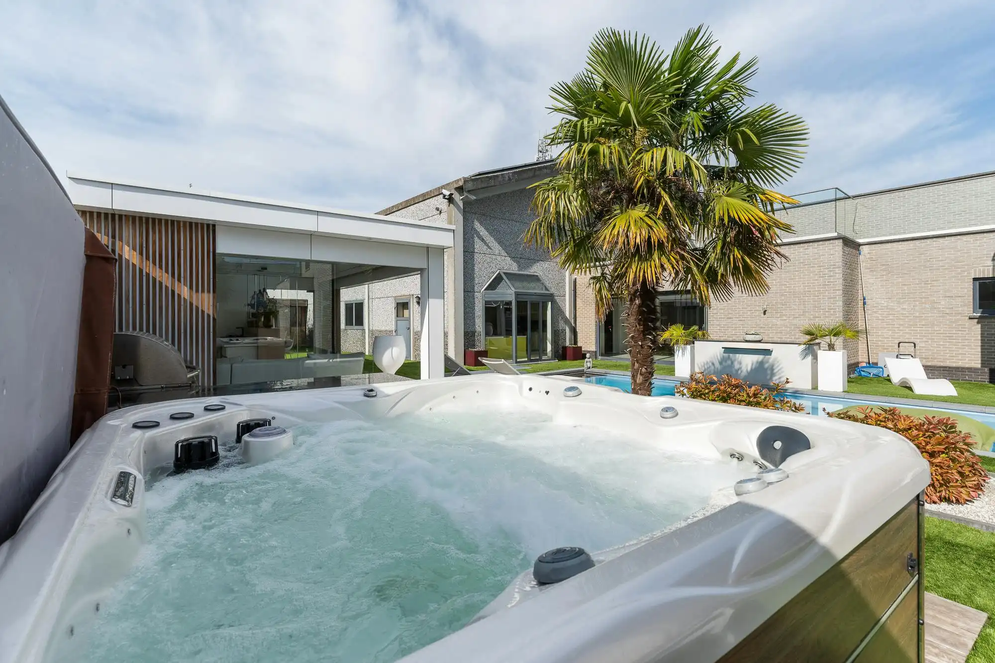 Luxe villa met exclusieve tuin en 600m2 magazijn in KMO-zone foto 21