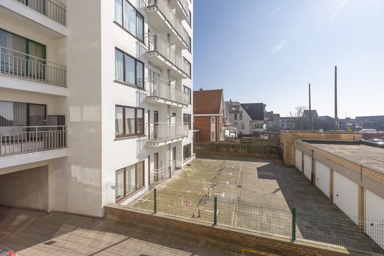 Instapklare studio met zonnig terras om de hoek van het strand! foto 4