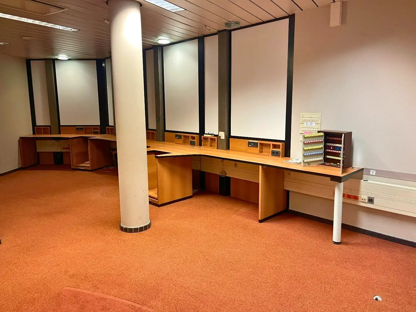 Handelsgelijkvloers 433m² met 3 parkings en kelder op commerciële topligging foto 7