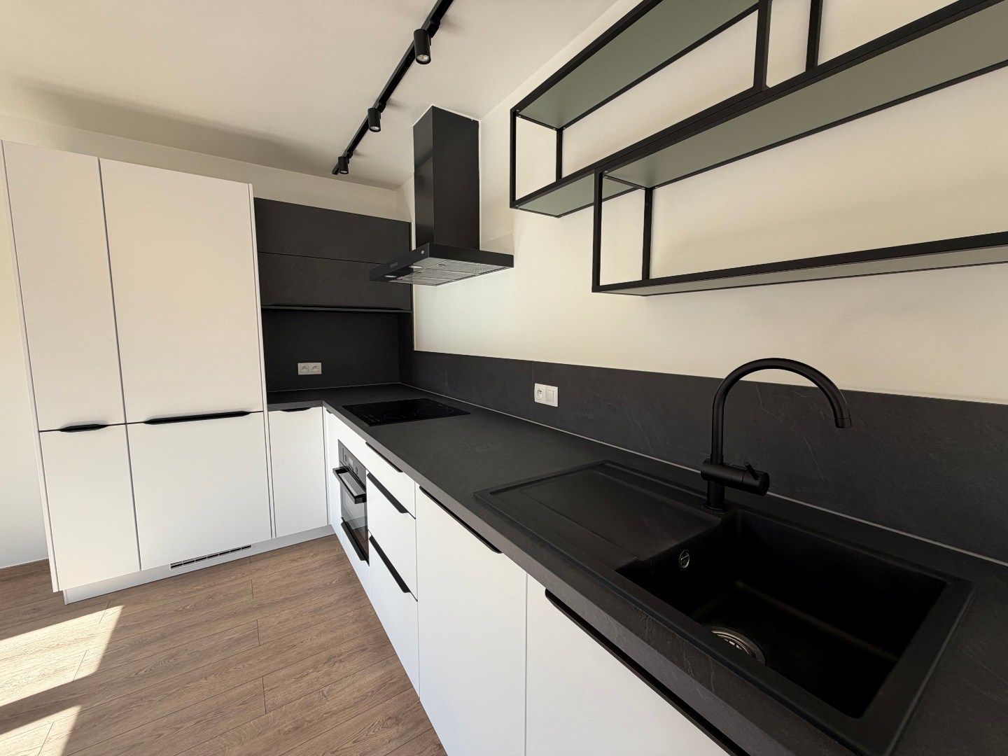 Ruim 3-slpk-appartement mét terras te Gavere-Asper foto 3