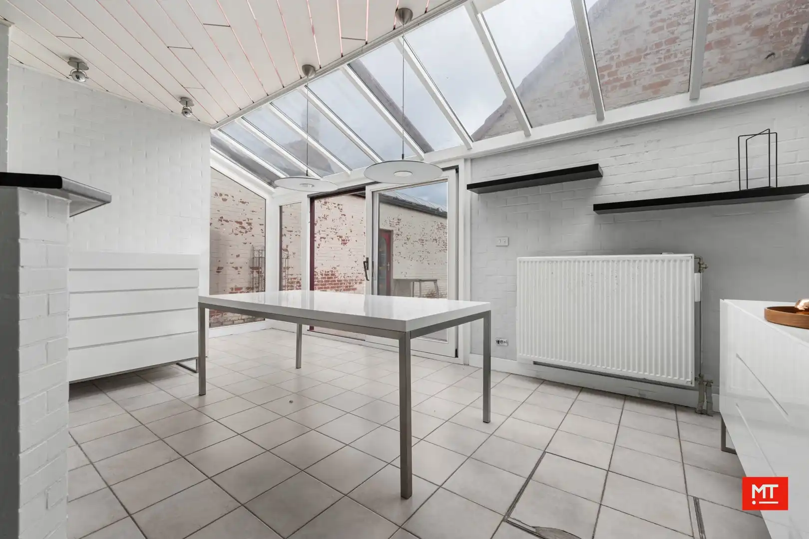 Bijzonder ruime woning met opslagruimte, dubbele garage en uitweg in centrum Langemark foto 11