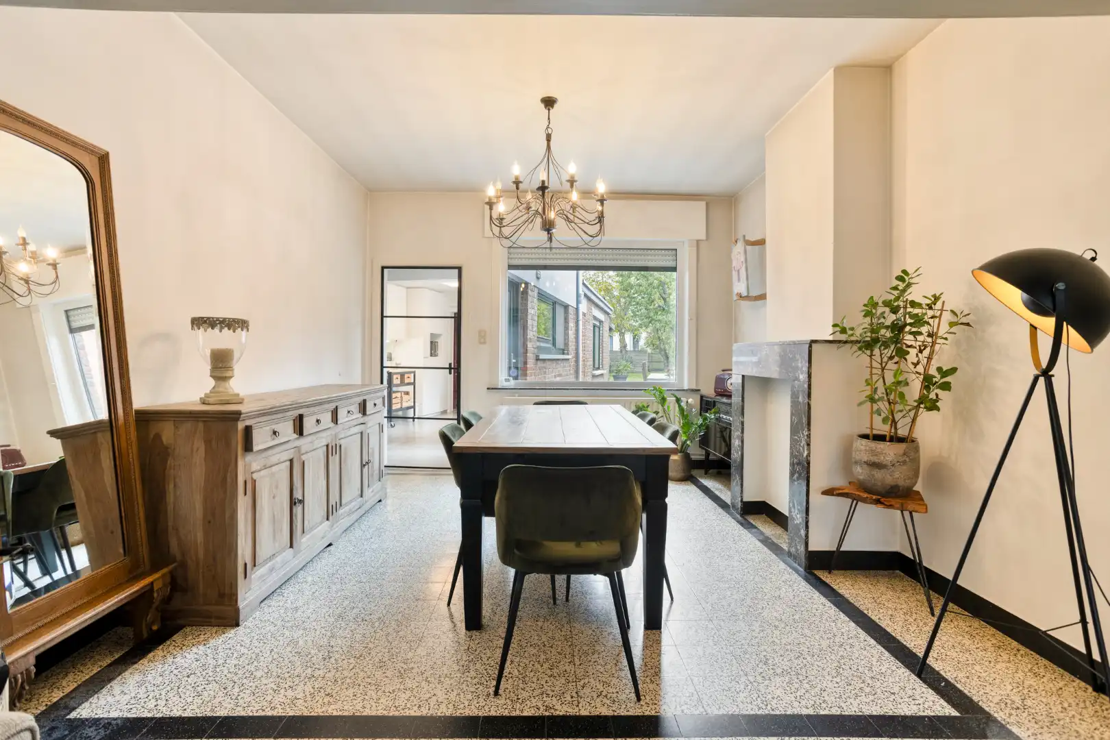 Zeer ruime gerenoveerde woning met 3 à 4 slaapkamers en garage! foto 6