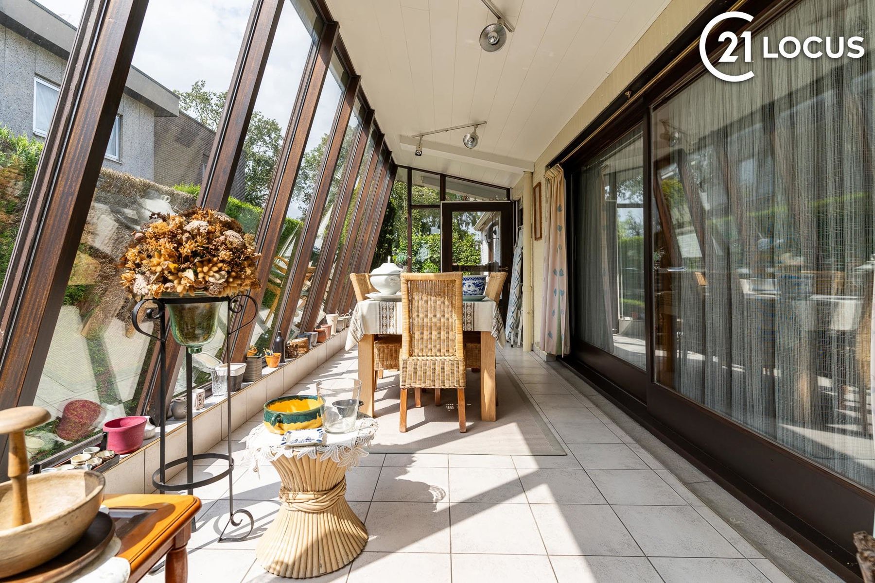 Ruime woning op 1.195 m² grond met tuin, veranda en garages foto 8