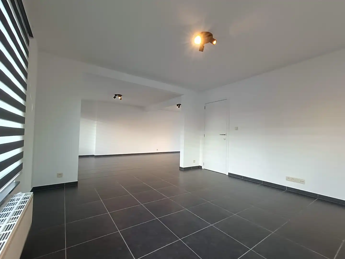 Instapklaar duplexappartement met 2 slpk, terras, garage & 2 parkeerplaatsen te huur in Bilzen foto 9