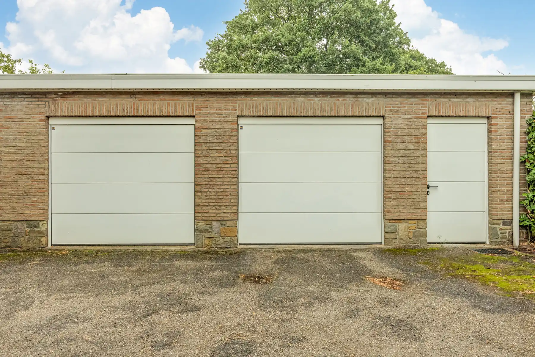 Landhuis met private tuin, vier slaapkamers en twee garages foto 25