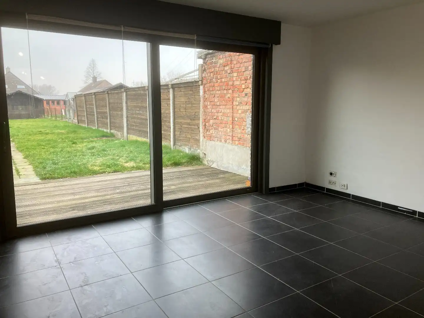 Rijwoning met 2 slaapkamers en achterliggende garage! foto 4