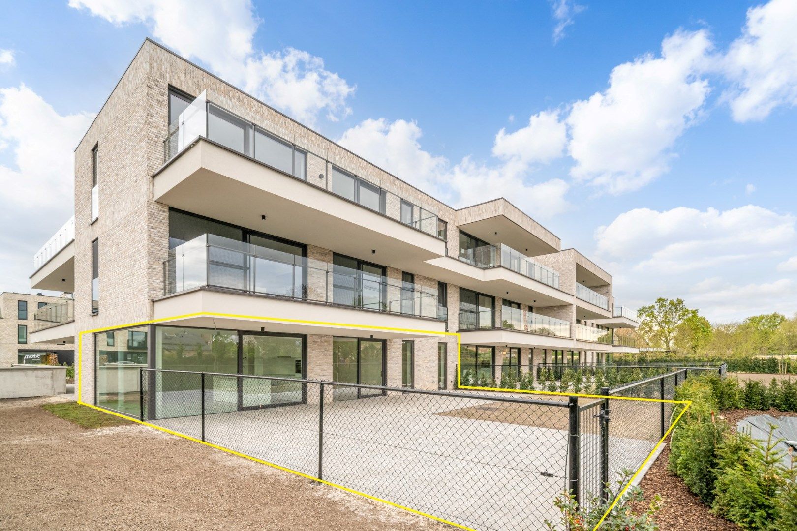 Stijlvol nieuwbouw gelijkvloers appartement in centrum Zonhoven met 3 slaapkamers + groot terras - Rolstoeltoegankelijk foto {{pictureIndex}}