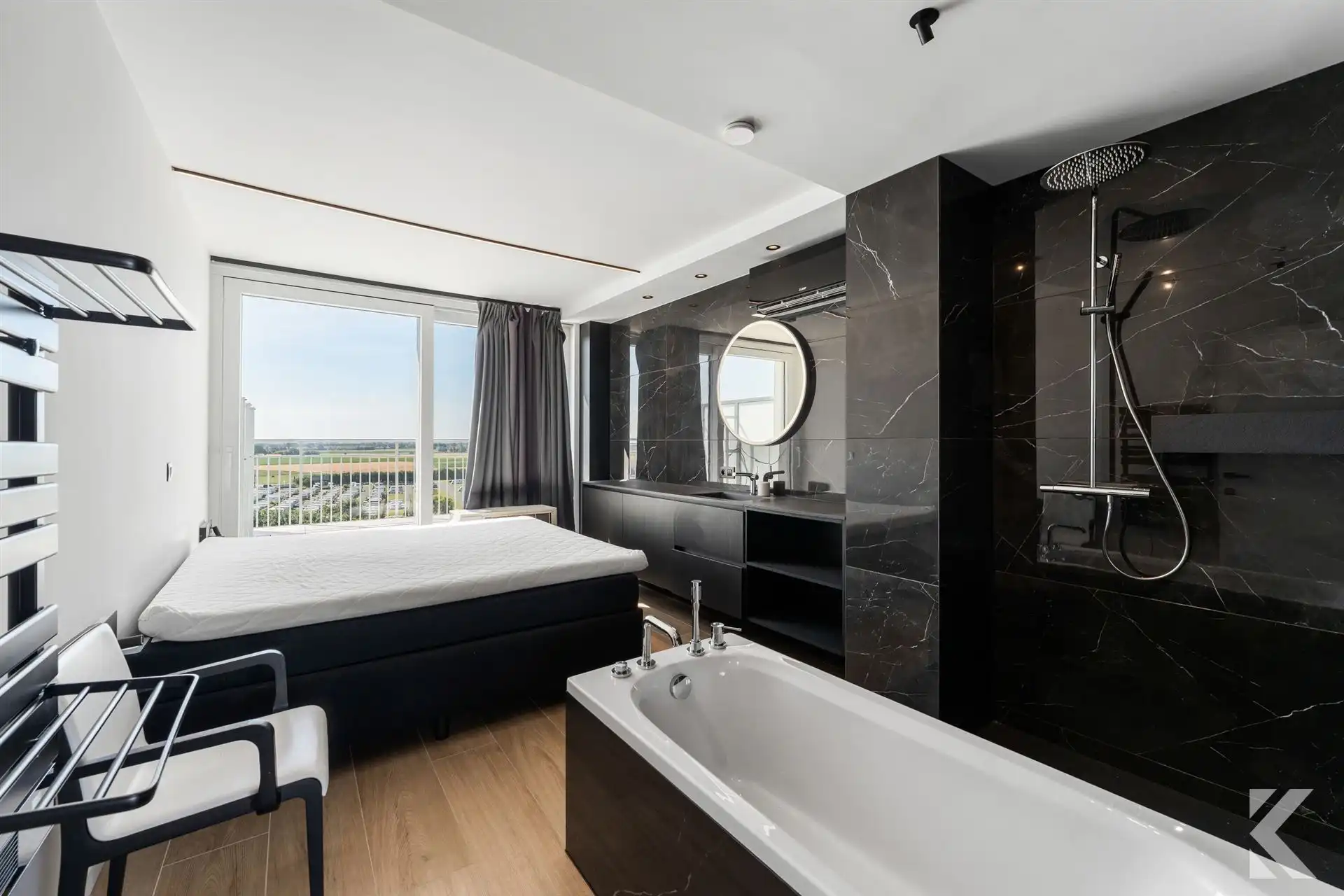 Gerenoveerde penthouse, 65 m2 terrassen, panoramisch zicht foto 2