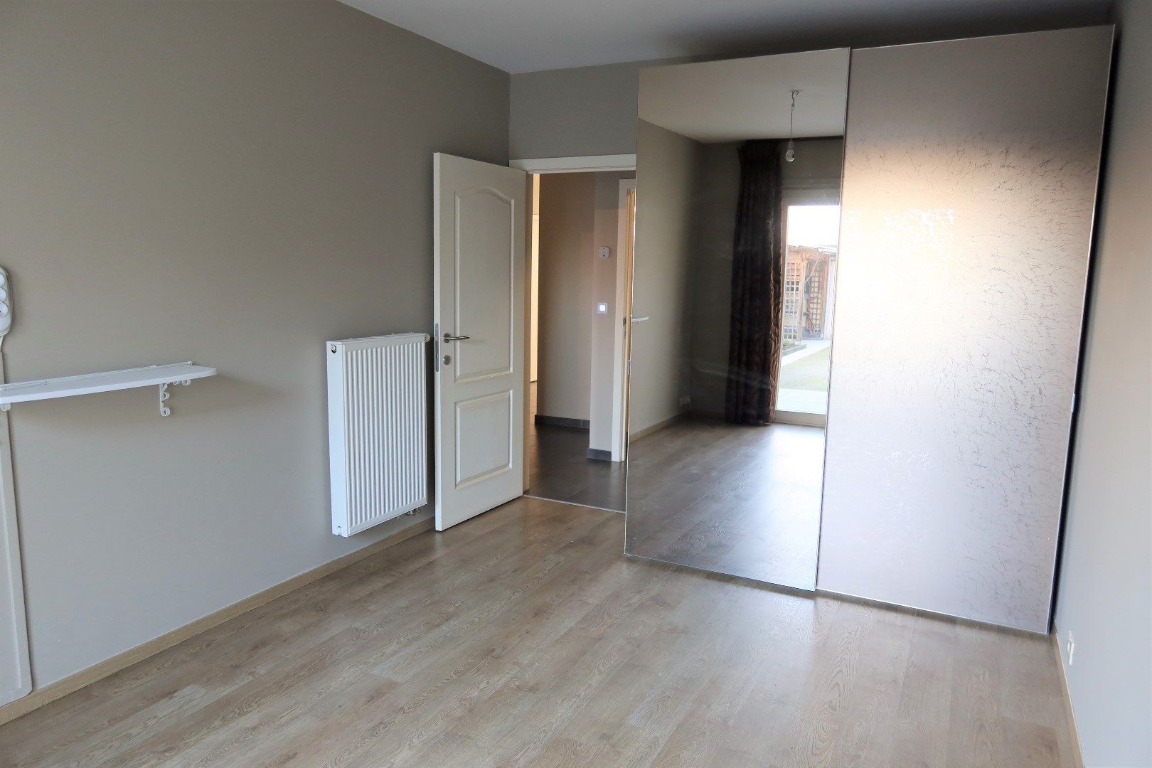 Gelijkvloers app met 2 slk, tuin en garage foto 15