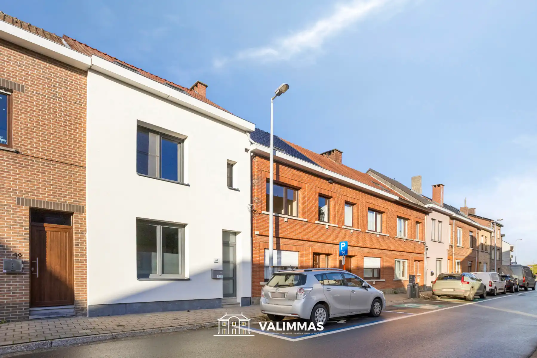 Totaal gerenoveerde woning met parking en mooie tuin... foto 2